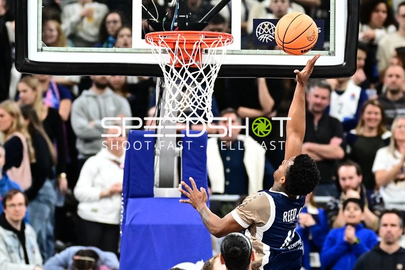 Eric Reed Jr. (43; MLP Academics Heidelberg) wirft zum Korb