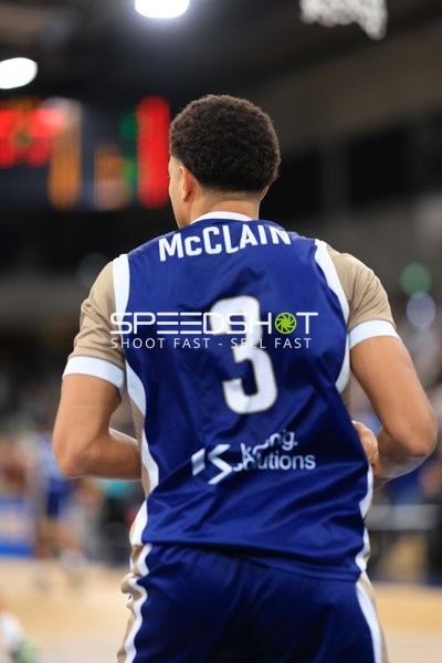 Kevin McClain (3; MLP Academics Heidelberg) mit Rücken zur Kamera