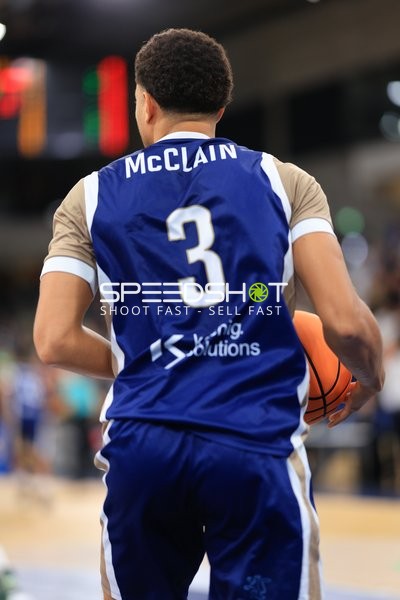 Kevin McClain (3; MLP Academics Heidelberg) mit Ball