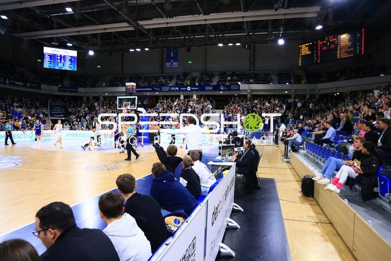 Basketball-Situation mit Spielern beider Teams