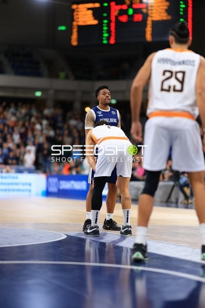 Szene mit Samuell Williamson (10; MLP Academics Heidelberg) und Antonios Karagiannidis (29; Promitheas Patras Vikos Cola)