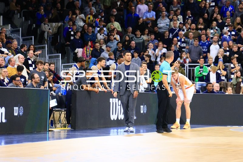 Szene mit Coaches und Betreuern am Spielfeldrand