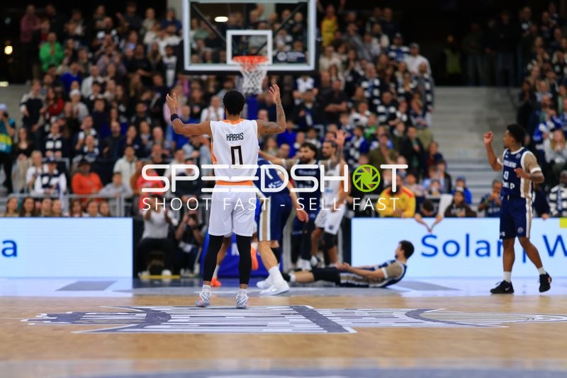 Spielszene mit Claudell Harris Jr (0; Promitheas Patras Vikos Cola) und Dusan Neskovic (7; MLP Academics Heidelberg)