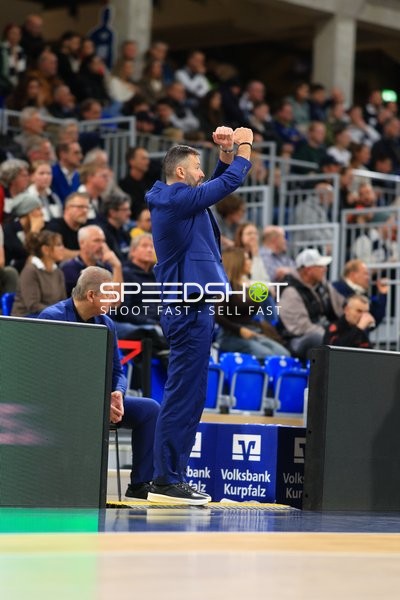 Coach gibt Anweisungen am Spielfeldrand