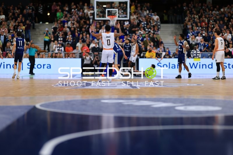 Spielszene mit Claudell Harris Jr (0; Promitheas Patras Vikos Cola) und Erol Ersek (11; MLP Academics Heidelberg)