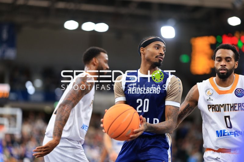 Spielszene mit Michael Weathers (20; MLP Academics Heidelberg) und Claudell Harris Jr (0; Promitheas Patras Vikos Cola)