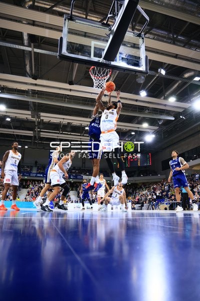 Claudell Harris Jr (0; Promitheas Patras Vikos Cola) beim Dunk gegen DJ Horne (0; MLP Academics Heidelberg)