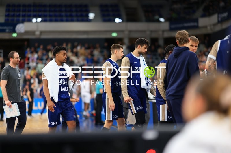 Spieler von MLP Academics Heidelberg am Spielfeldrand