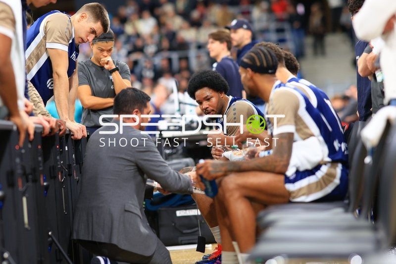 Timeout mit Dusan Neskovic (7; MLP Academics Heidelberg) und Marcus Weathers (00; MLP Academics Heidelberg)