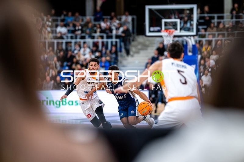 Spielszene mit Kendale McCullum (10; Promitheas Patras Vikos Cola) und Kevin McClain (3; MLP Academics Heidelberg)