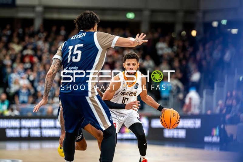 Kendale McCullum (10; Promitheas Patras Vikos Cola) mit Ball