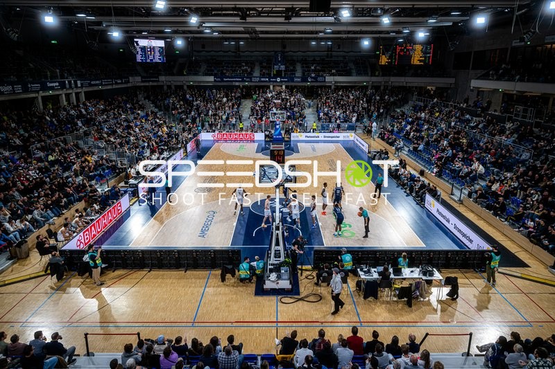 Spielszene mit Spielern von MLP Academics Heidelberg und Promitheas Patras Vikos Cola