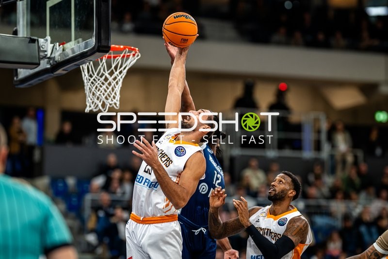 Spielszene mit Angelos Lagios (12; Promitheas Patras Vikos Cola) und Dusan Neskovic (7; MLP Academics Heidelberg)