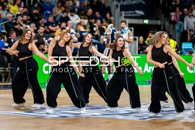 Cheerleader tanzen in der Halle