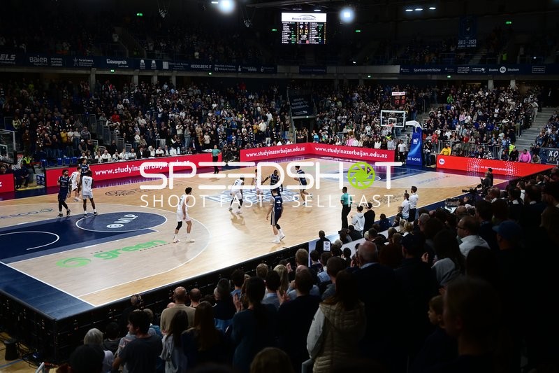 Basketball-Situation mit Spielern beider Teams