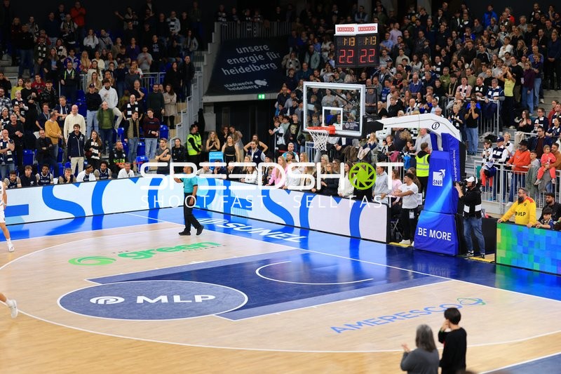 Schiedsrichter signalisiert im Spiel