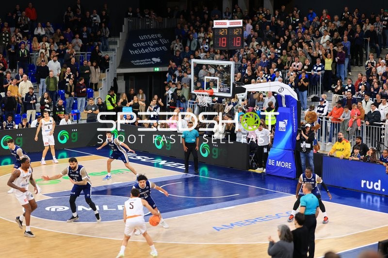 Spielszene mit Marcel Keßen (15; MLP Academics Heidelberg) und Erol Ersek (11; MLP Academics Heidelberg)