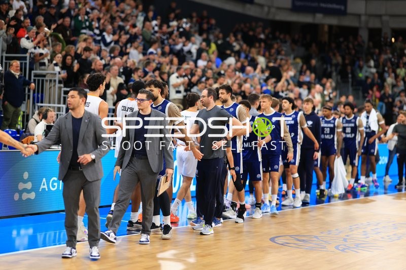 Szene mit Mateo Seric (21; MLP Academics Heidelberg) und Coaches
