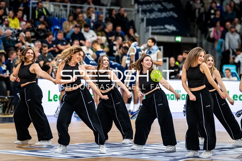 Cheerleader tanzen im SNP-Dome