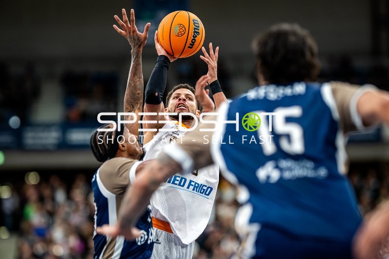 Basketball-Situation mit Kendale McCullum (10; Promitheas Patras Vikos Cola)