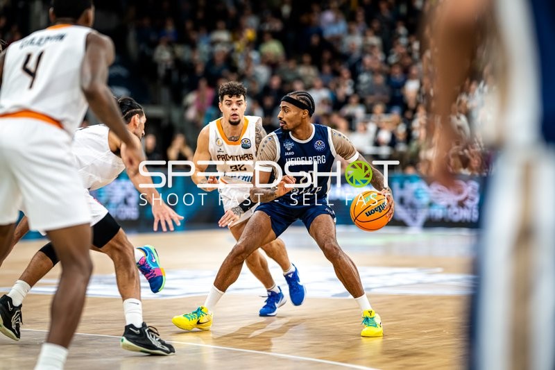 Spielszene mit Rob Gray (32; Promitheas Patras Vikos Cola) und Michael Weathers (20; MLP Academics Heidelberg)