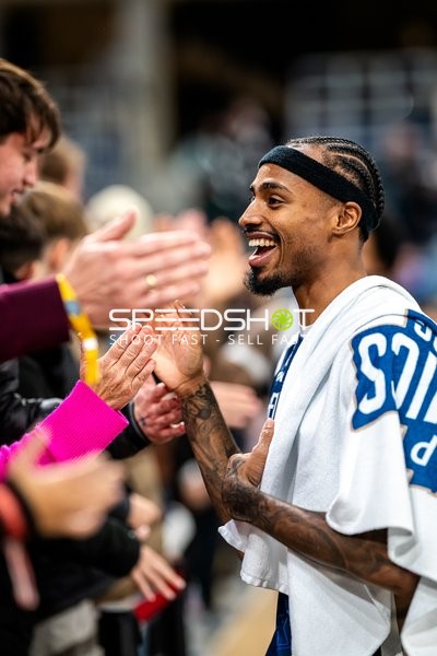 Michael Weathers (20; MLP Academics Heidelberg) im Gespräch mit Fans