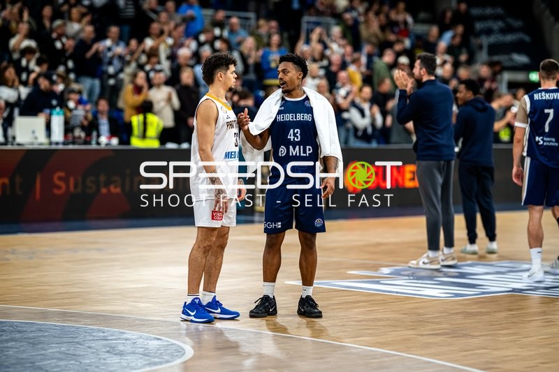 Szene mit Eric Reed Jr. (43; MLP Academics Heidelberg) und Spieler von Promitheas Patras Vikos Cola