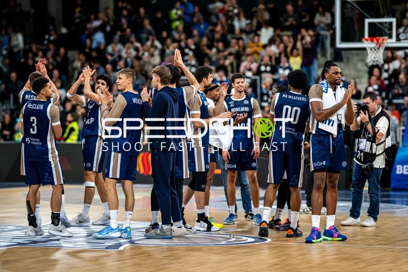 Spieler von MLP Academics Heidelberg klatschen sich ab