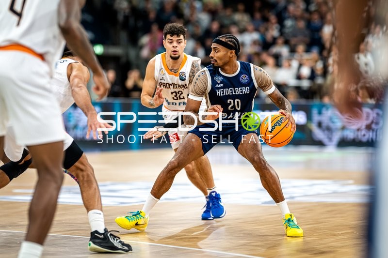 Spielszene mit Michael Weathers (20; MLP Academics Heidelberg) und Rob Gray (32; Promitheas Patras Vikos Cola)