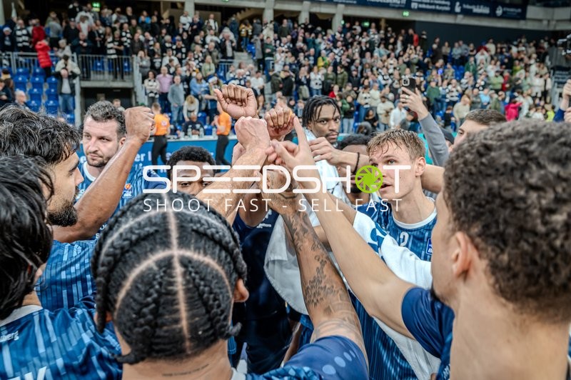 Osun Osunniyi (12; MLP Academics Heidelberg) und Teamkollegen jubeln