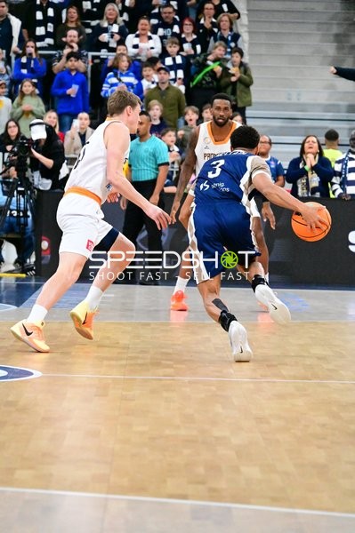 Leyton Hammonds (2; Promitheas Patras Vikos Cola) mit Ball gegen Kevin McClain (3; MLP Academics Heidelberg)