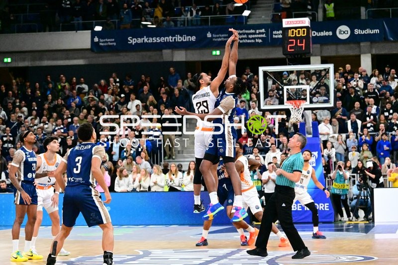 Sprungball zwischen Michael Weathers (20; MLP Academics Heidelberg) und Antonios Karagiannidis (29; Promitheas Patras Vikos Cola)