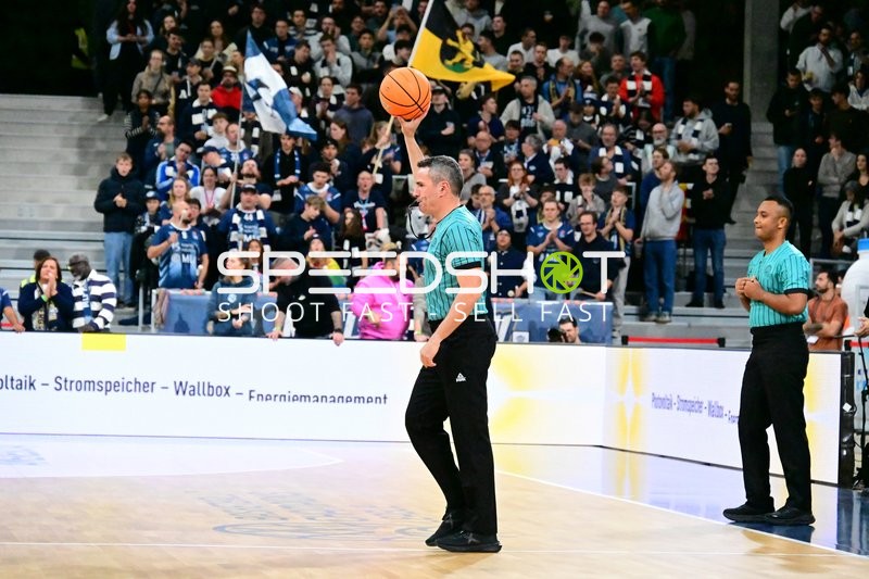 Schiedsrichter zeigt Ballbesitz an