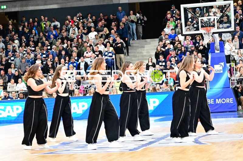 Szene mit DJ Horne (0; MLP Academics Heidelberg) und weiteren Personen