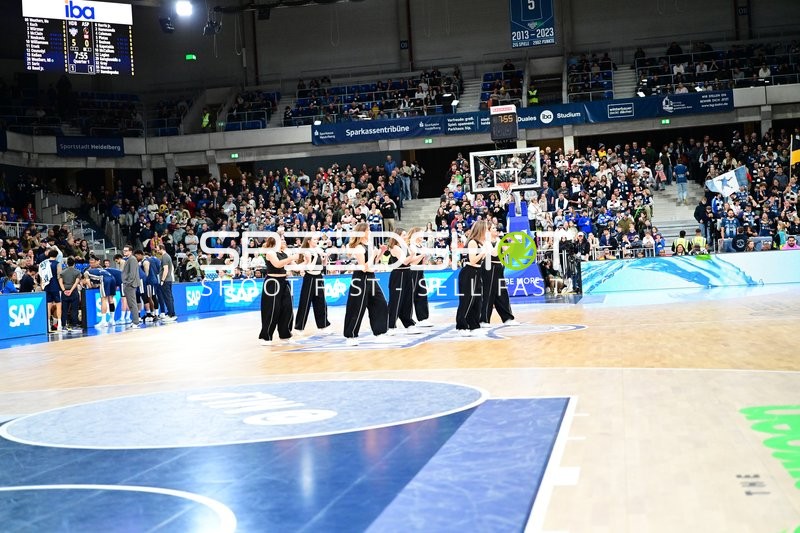 Cheerleader tanzen im SNP Dome