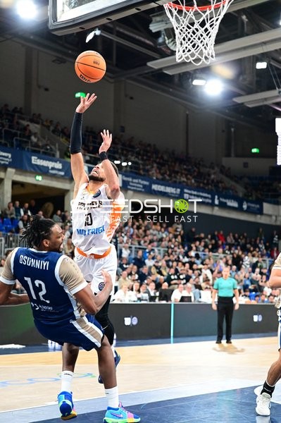 Kendale McCullum (10; Promitheas Patras Vikos Cola) wirft über Osun Osunniyi (12; MLP Academics Heidelberg)