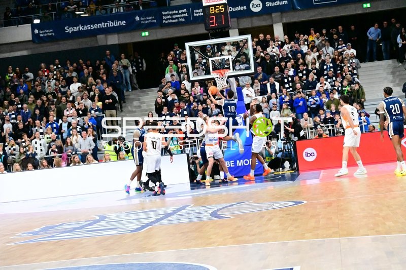 Samuell Williamson (10; MLP Academics Heidelberg) mit Korbleger