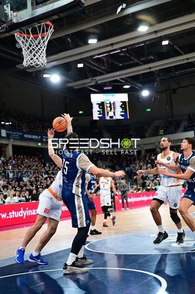 Spielszene mit Antonios Karagiannidis (29; Promitheas Patras Vikos Cola) und Samuell Williamson (10; MLP Academics Heidelberg)