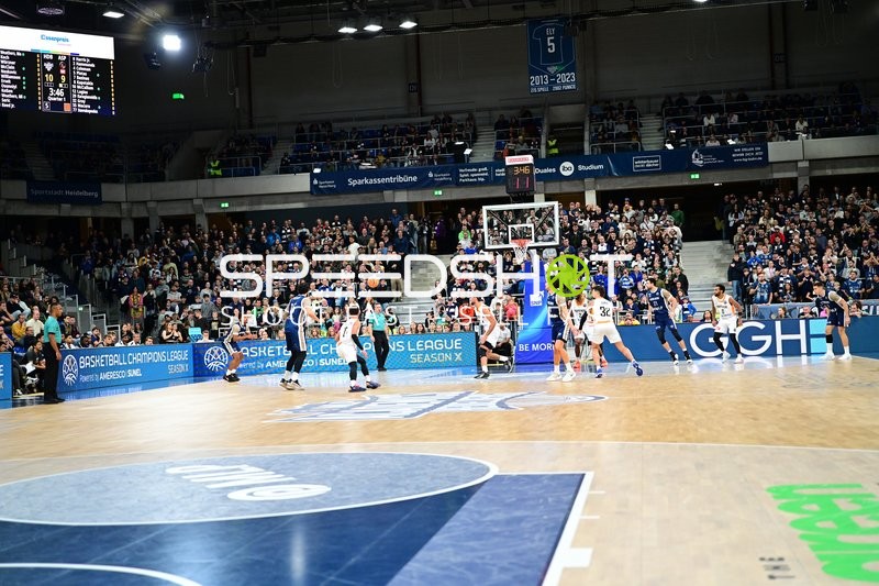 Marcel Keßen (15; MLP Academics Heidelberg) und Rob Gray (32; Promitheas Patras Vikos Cola) am Korb