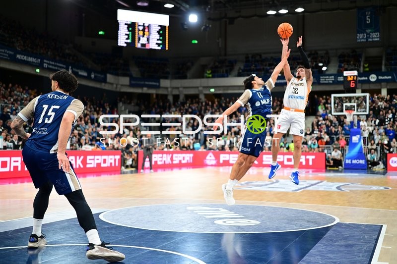 Rob Gray (32; Promitheas Patras Vikos Cola) mit Wurf gegen Erol Ersek (11; MLP Academics Heidelberg)