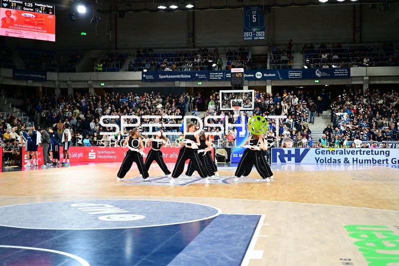 Cheerleader-Performance im SNP Dome