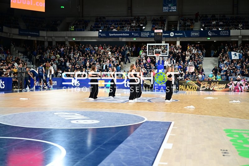 Tanzshow während der Spielpause