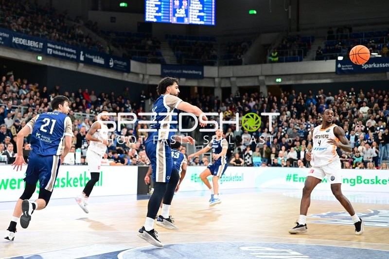 Marcel Keßen (15; MLP Academics Heidelberg) passt zu Mateo Seric (21; MLP Academics Heidelberg) unter Druck von Kendal Coleman (4; Promitheas Patras Vikos Cola)