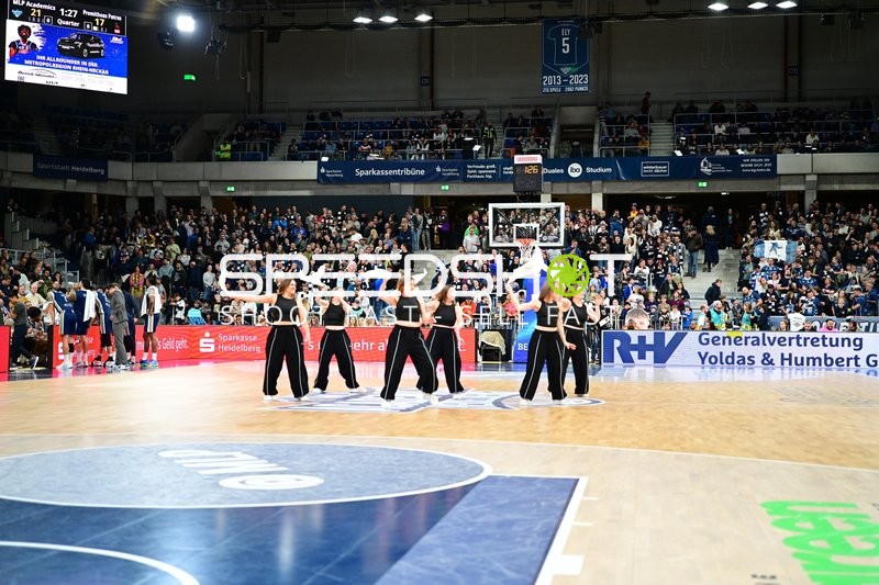 Tanzperformance der Cheerleader in der Spielpause