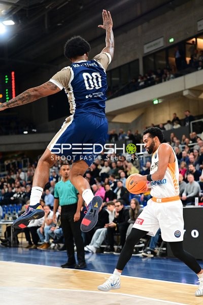 Szene mit Claudell Harris Jr (0; Promitheas Patras Vikos Cola) und Spieler von MLP Academics Heidelberg