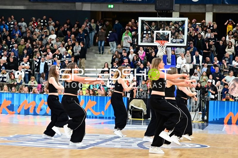 Cheerleader tanzen während Spielpause