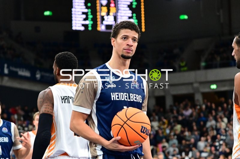 Samuell Williamson (10; MLP Academics Heidelberg) mit Ball