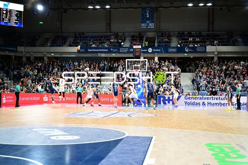 Spielszene mit MLP Academics Heidelberg und Promitheas Patras Vikos Cola