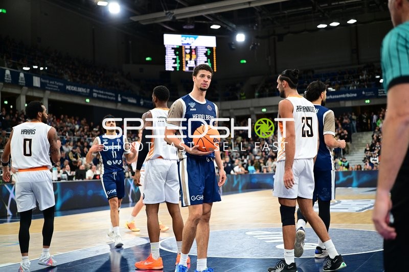 Samuell Williamson (10; MLP Academics Heidelberg) und Erol Ersek (11; MLP Academics Heidelberg) in Aktion