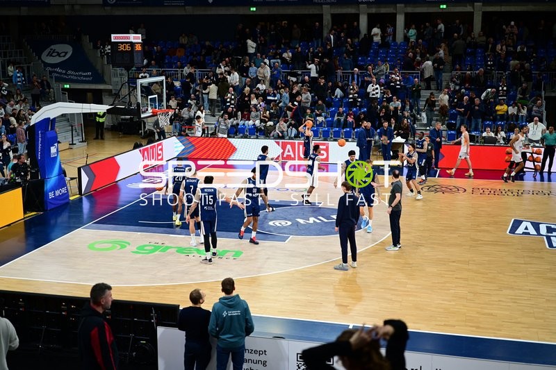 Spieler von MLP Academics Heidelberg und Promitheas Patras Vikos Cola wärmen sich auf